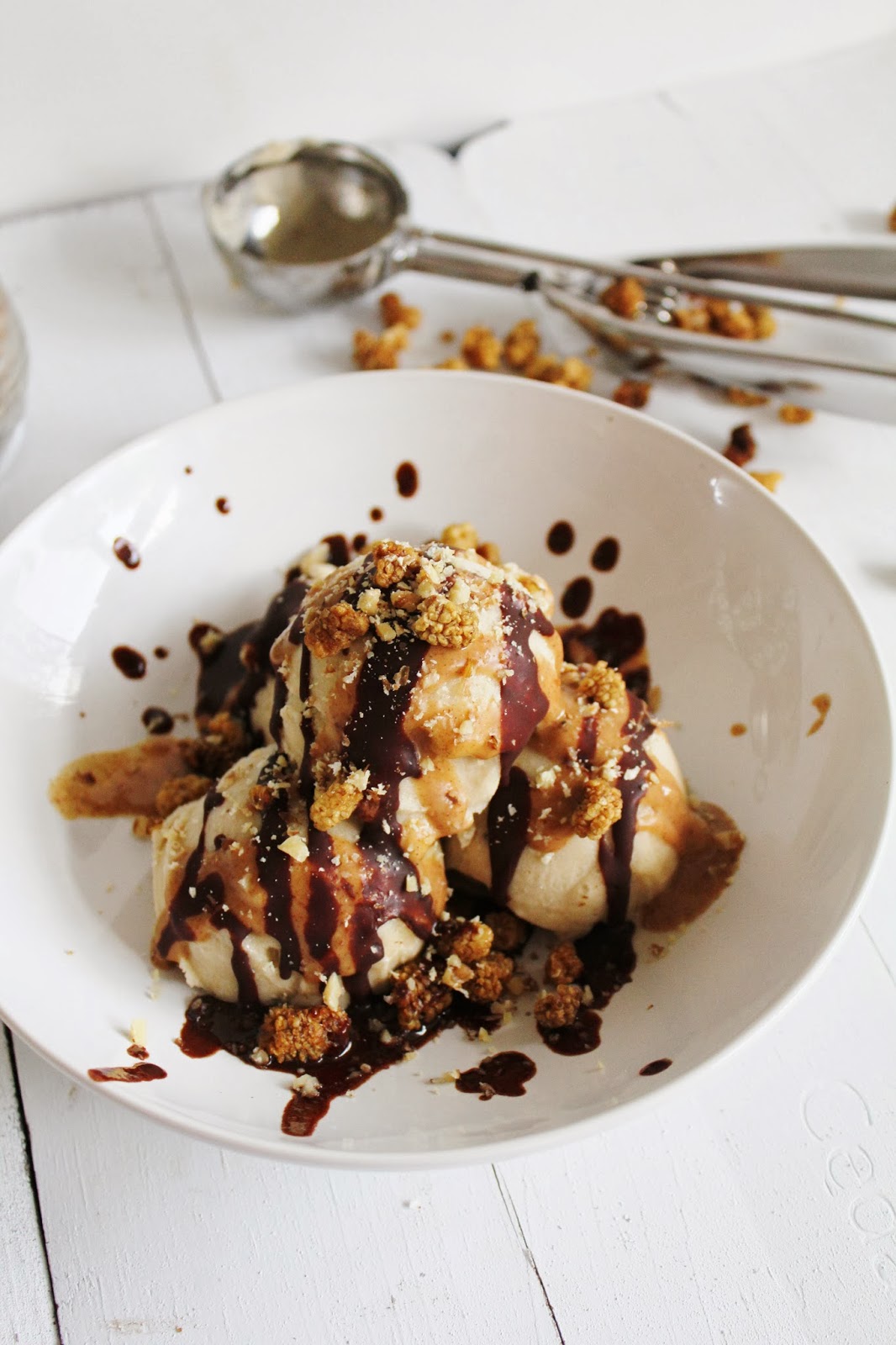 This Rawsome Vegan Life BANANA ICE CREAM SUNDAE with CHOCOLATE SAUCE
