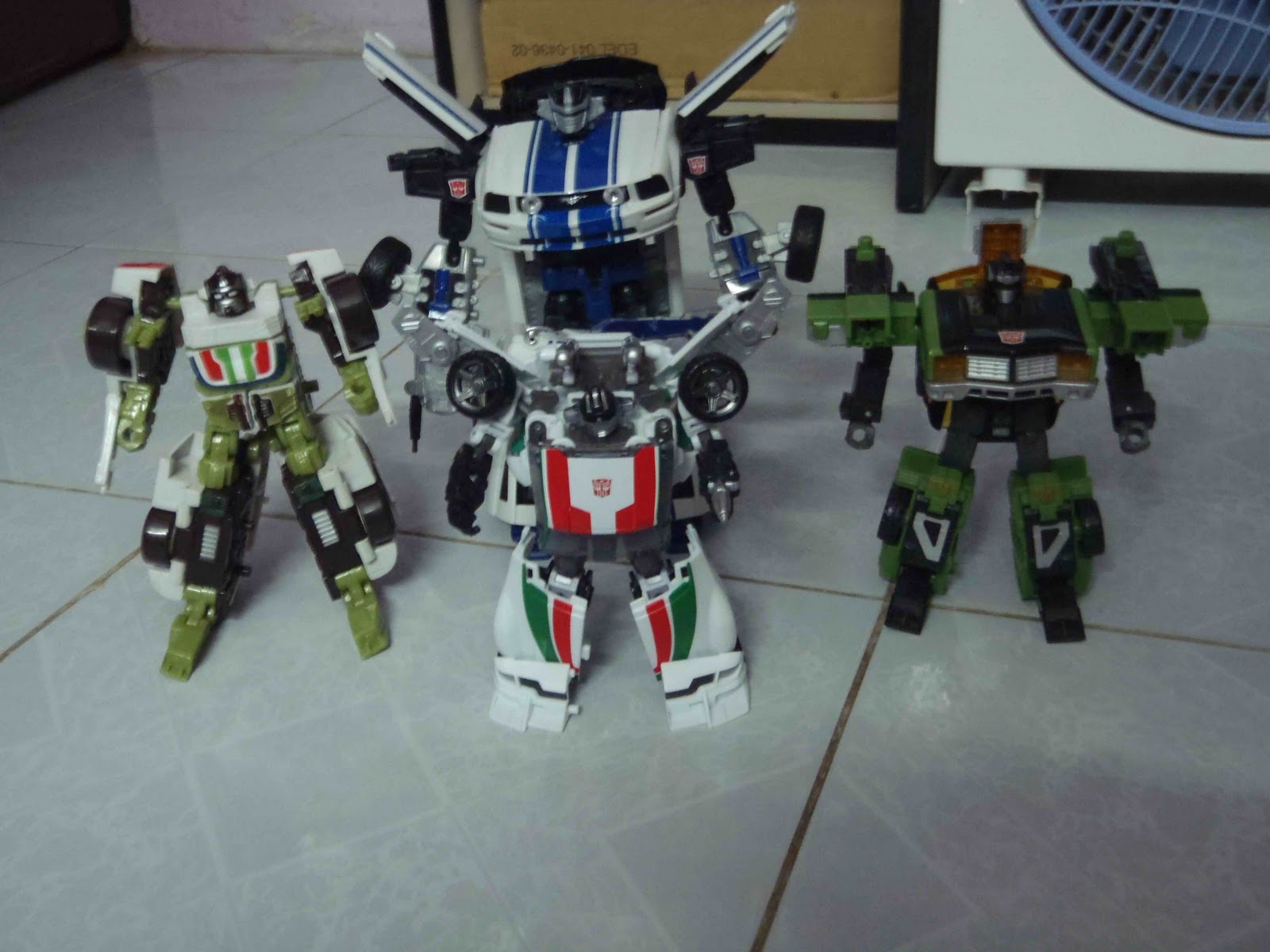 New Cybertron Transformers Review Generations Wheeljack