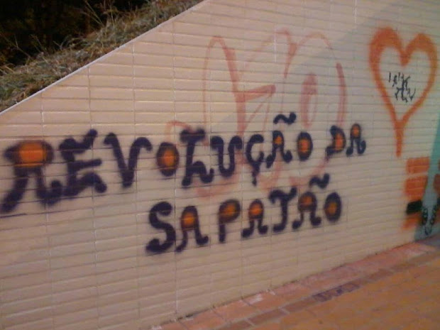 Grafite em passagem subterrânea do Eixão em Brasília Grafite em passagem subterrânea do Eixão em Brasília