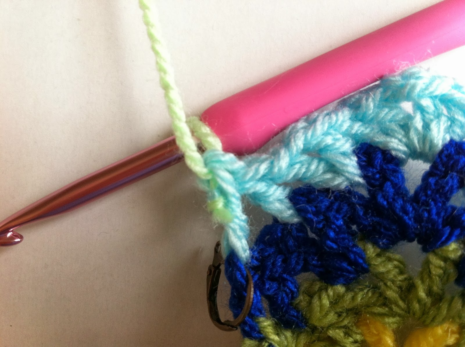 Along Came A Breeze double knot yarn join with a colour change...