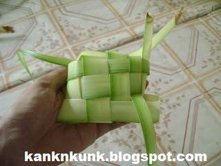 Cara membuat ketupat (sumber : kanknkunk.blogpspot.com) Cara membuat ketupat (sumber : kanknkunk.blogpspot.com)
