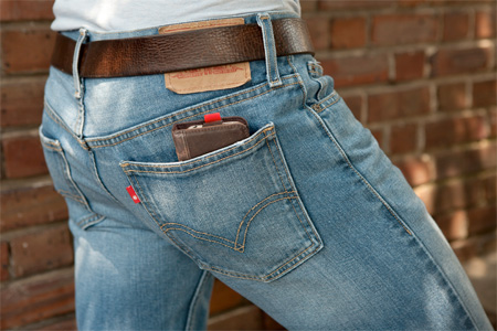 Seperti dompet, tentunya iPhone masih bisa masuk ke kantong Anda.