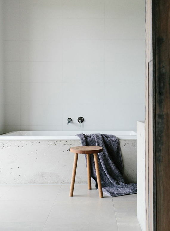Minimalistic bathtub | Tara Pearce via Est Magazine