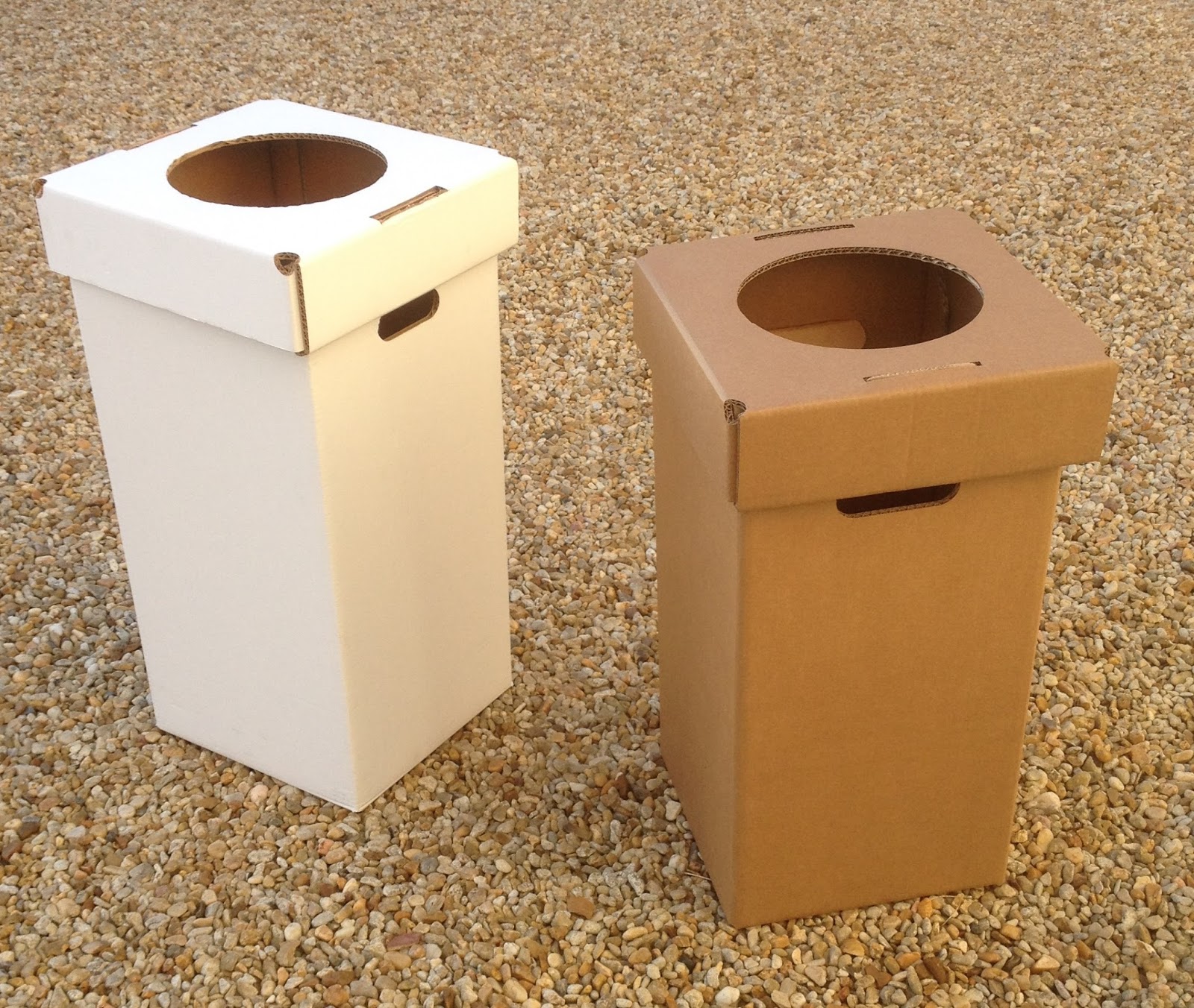 Poubelle en carton recyclé avec logo recyclage imprimé
