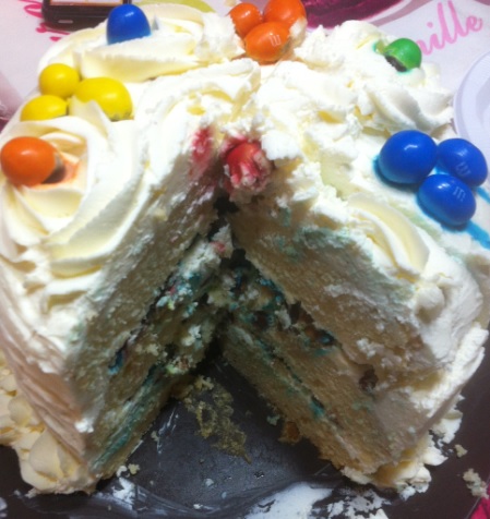 Gâteau d'anniversaire au praliné Elle & Vire - Recettes pour