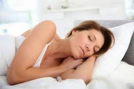 Ο «κουτσουρεμένος» ύπνος οδηγεί σε παραπανίσια κιλά fwto-upnos