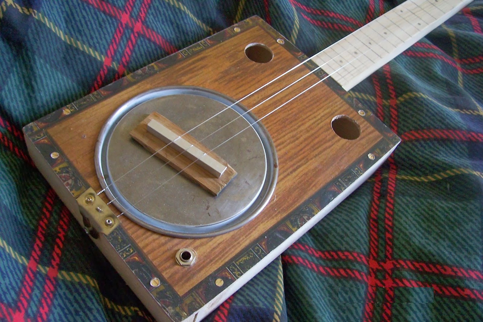 Darrens Cigar Box Guitars Getto resonators