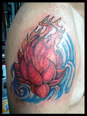 Tattoo Bunga mawar merah dan Bunga teratai Diposkan oleh WEiSZHOPREMIA di 