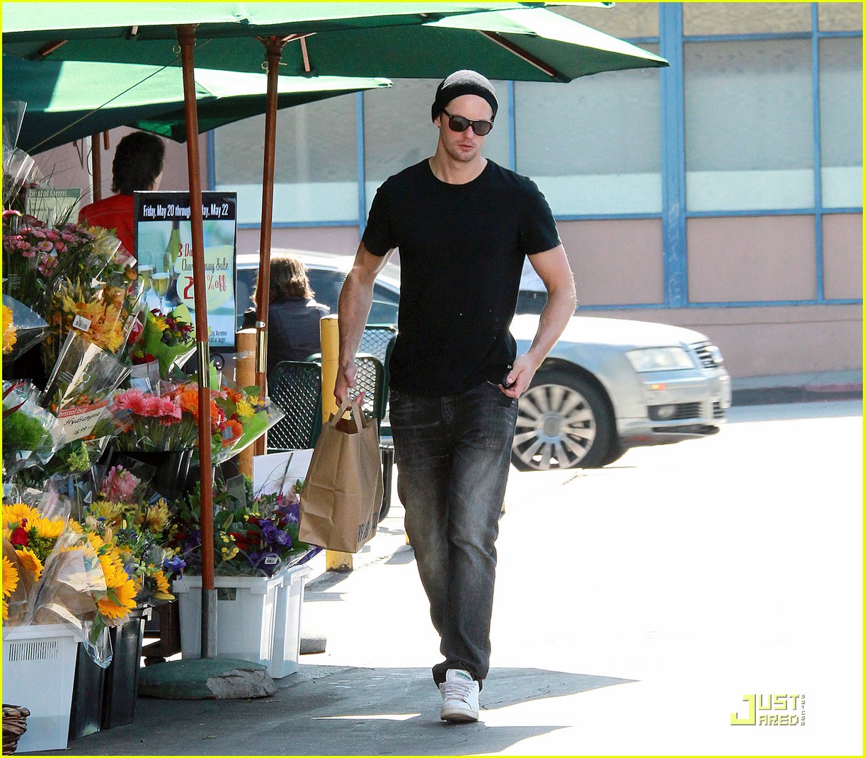 http://4.bp.blogspot.com/-wwd_dES-1I0/TdvchzPkhfI/AAAAAAAABbU/Nu12BHGhAEU/s1600/alexander+skarsgard+bristol+farms+02.jpeg