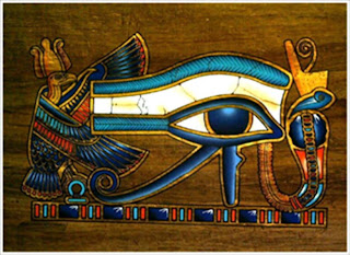 con mat cua Horus