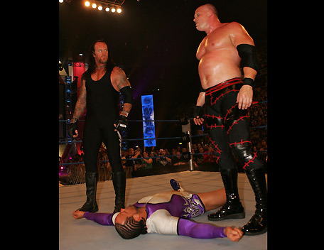 DWW 25/3/2012 : Show đầu tiên của DWW Undertaker+Photo+34