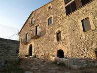 La pujada en pedra que condueix al portal adovellat i el finestral gòtic del segle XVI La pujada en pedra que condueix al portal adovellat i el finestral gòtic del segle XVI