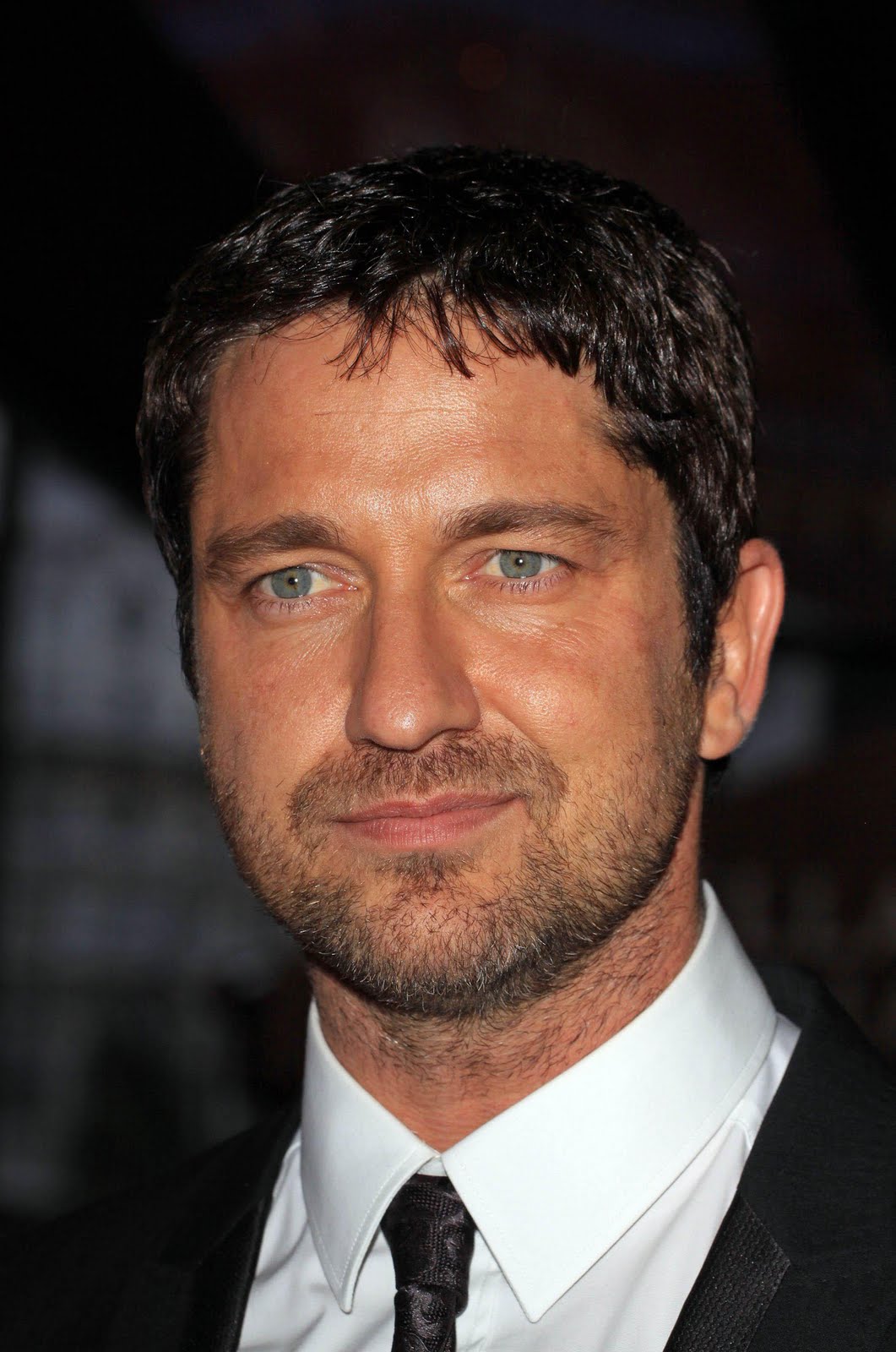 http://4.bp.blogspot.com/-x-YLin2BxsM/TaKGjeof9mI/AAAAAAAAAN8/JtfZET1tn_M/s1600/gerard-butler-23496.jpg