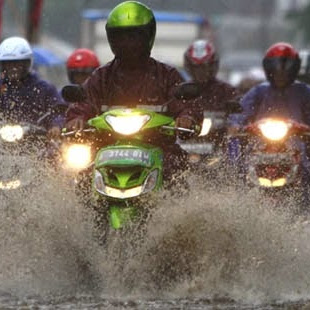 Yuk ketahui cara berkendara motor dengan aman dan nyaman di musim hujan!