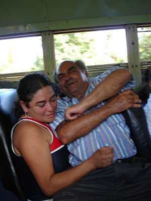 20 Hillarious Public Transport Photobomb Hillarious Photos, Public Transportation, Unbeliveable People, Stupid Acts, Dirty Behaviour, Local Buses, Funny Women, Animal Transportation