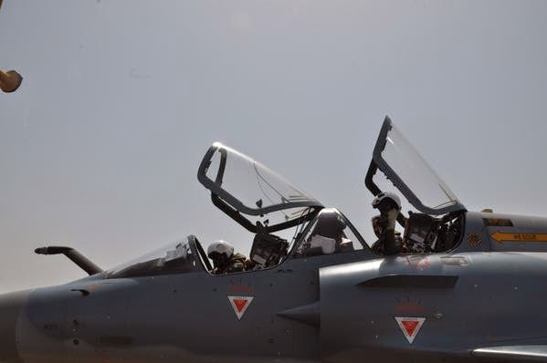 الهند تستلم اول مقاتلتين محدثتين نوع Mirage-2000 من شركة داسو الفرنسيه  India's%2B1st%2Btwo%2Bupgraded%2BMirage%2B2000%2BITIs%2Bland%2Bin%2BJamnagar%2B3