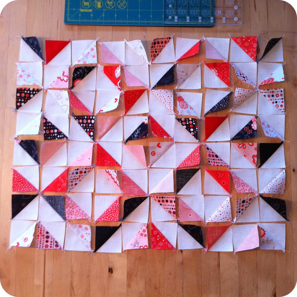 Kelly's Korner XO Table Runner and Mini Quilt