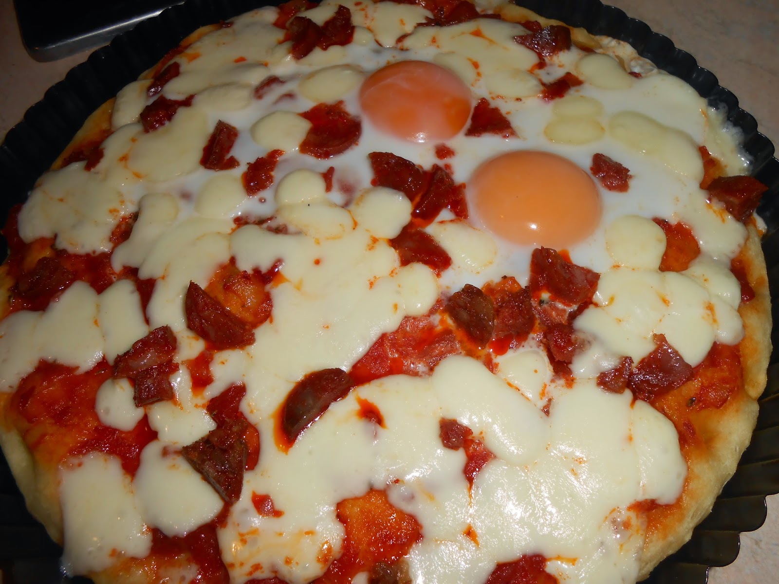 Pizza soffice con salsiccia, pecorino fresco e uova all'occhio di bue