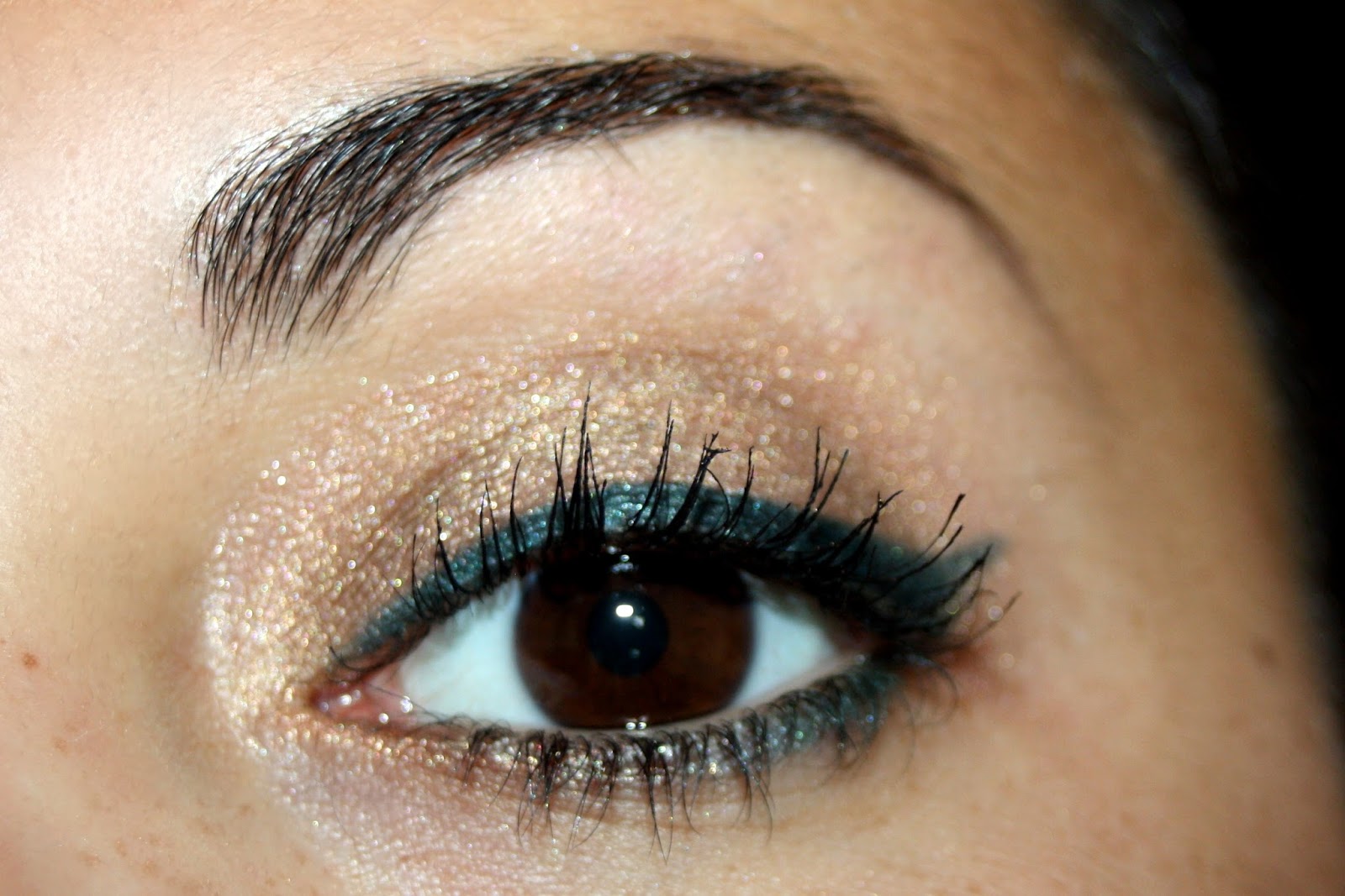 Makeup by Linoa Maquillage d'été eyeliner vert sur fard doré