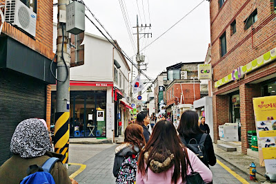 It's tucked inside narrow alleys, which is quite nearer to Holly Go Studio. It's tucked inside narrow alleys, which is quite nearer to Holly Go Studio | www.meheartseoul.blogspot.sg