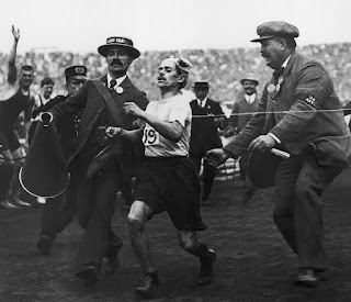 Llegada de Dorando Pietri en la Maratón de los Juegos Olímpicos de Londres.