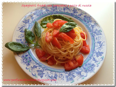 Spaghetti freddi con pomodori e pesto di rucola