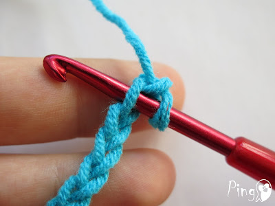 Single Crochet (SC) - step by step instruction by Pingo - The Pink Penguin