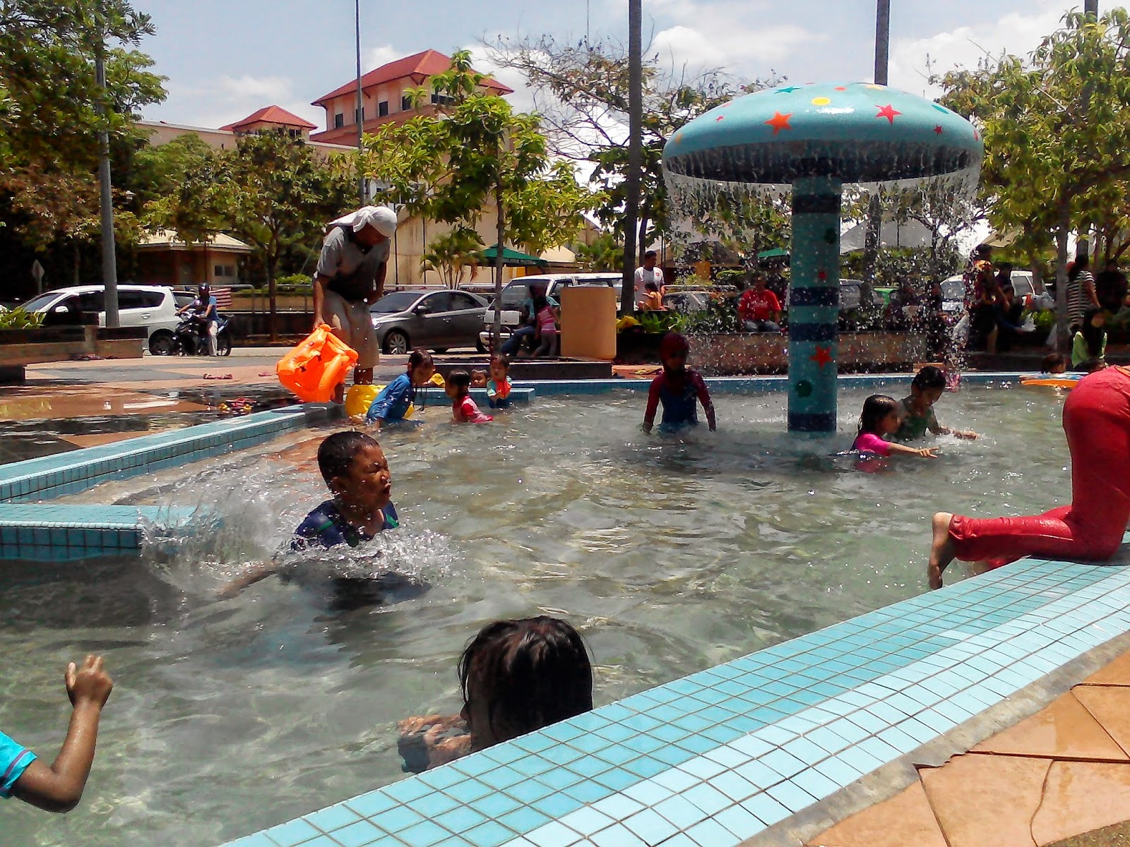 Kolam renang Kompleks Kejiranan Precint 9, Putrajaya ...