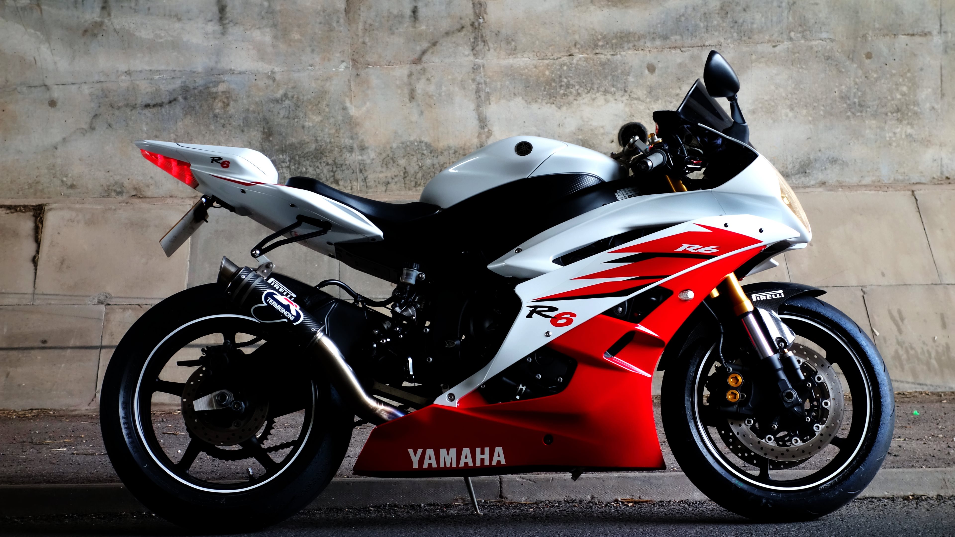Yamaha R6 carbon for iPad: 2048x2048 (compatible with any iPad screen)
