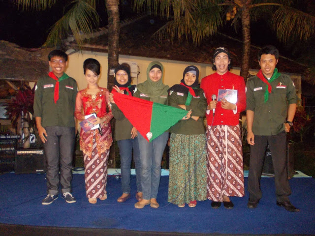 Closing Party, berfoto bersama MC-Pura (Putra dan Vera)