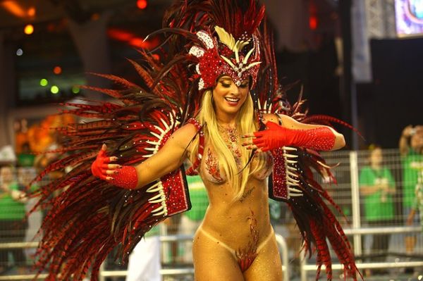 Juju Salimeni, exibe corpo nu, em desfile pela Mancha Verde