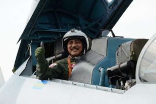 KSAL Terima Wing Penerbang Kehormatan TNI AU