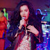 Venha aderir ao movimento punk de Charli XCX com o clipe de "Breaking Up"