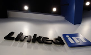 Los ‘hackers’ ven un tesoro en LinkedIn SAN FRANCISCO (CNNMoney) — Si usas la red social LinkedIn, probablemente has dicho en qué lugar trabajas, a qué te dedicas y con quiénes laboras. Esa información es una mina de oro para los hackers, cada vez más sagaces en el uso de esos datos públicos (pero personales) para dirigir sus ataques. El método, conocido como «spear phishing» (pesca con arpón) provocó dos violaciones de seguridad en empresas de alto perfil: un ataque a Gmail que afectó a varios altos funcionarios del Gobierno estadounidense y un ataque a la empresa RSA, cuyos tokens de autenticación SecurID son usados por