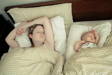 Pose tidur ibu dan anak ini kompak sekali