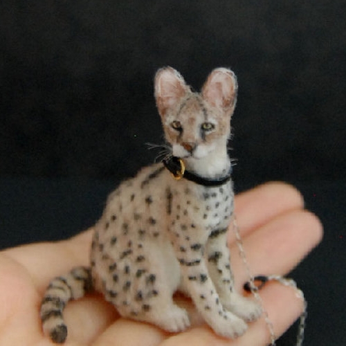 28-Serval-Cat-ReveMiniatures-Miniature-Animal-Sculptures-that-fit-on-your-Hand-www-designstack-co