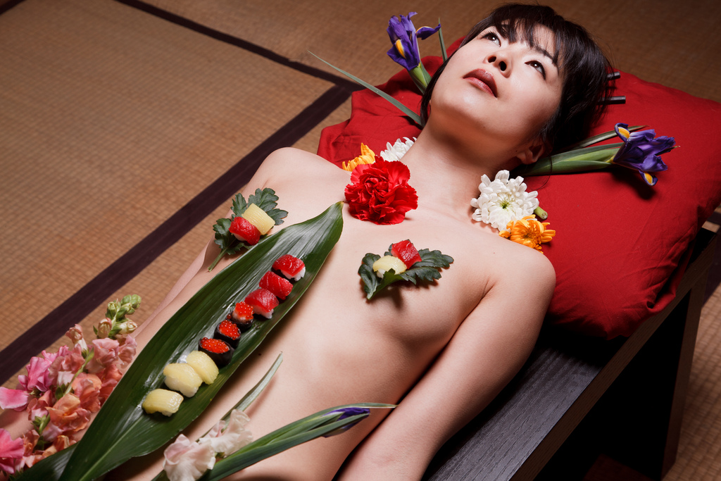Очаровательные и сексуальные женщины японки разделись специально для любителей эротики