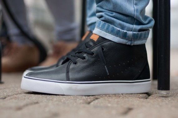 nike toki mid