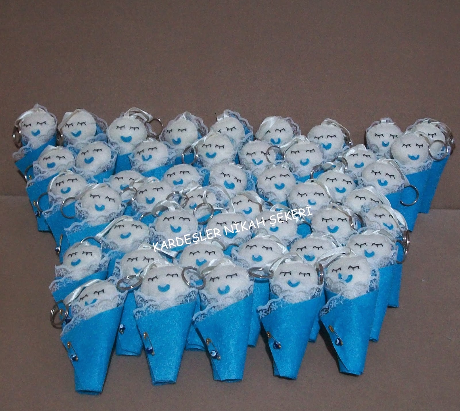 Kardeşler nikah Şekeri. Keçe kundakta bebek şekeri /Doğum