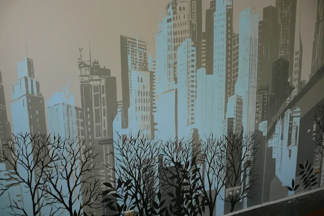 Aranżacja sypialni poprzez malowanie panoramy miasta na ścianie, mural 3D, malowidło ścienne w sypialni
