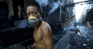 un chinois en pleine pollution un chinois en pleine pollution