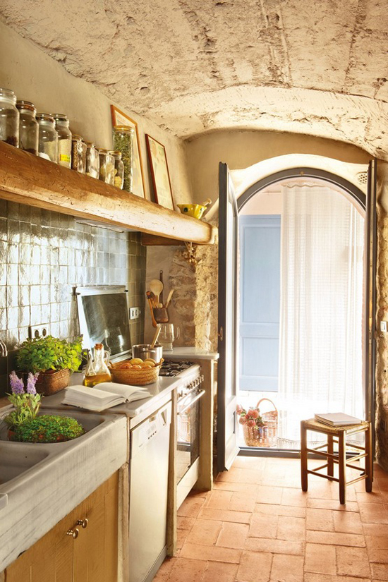 Rustic spanish country kitchen via El Mueble