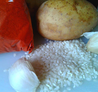 Arroz, ajos, patata y pimentón