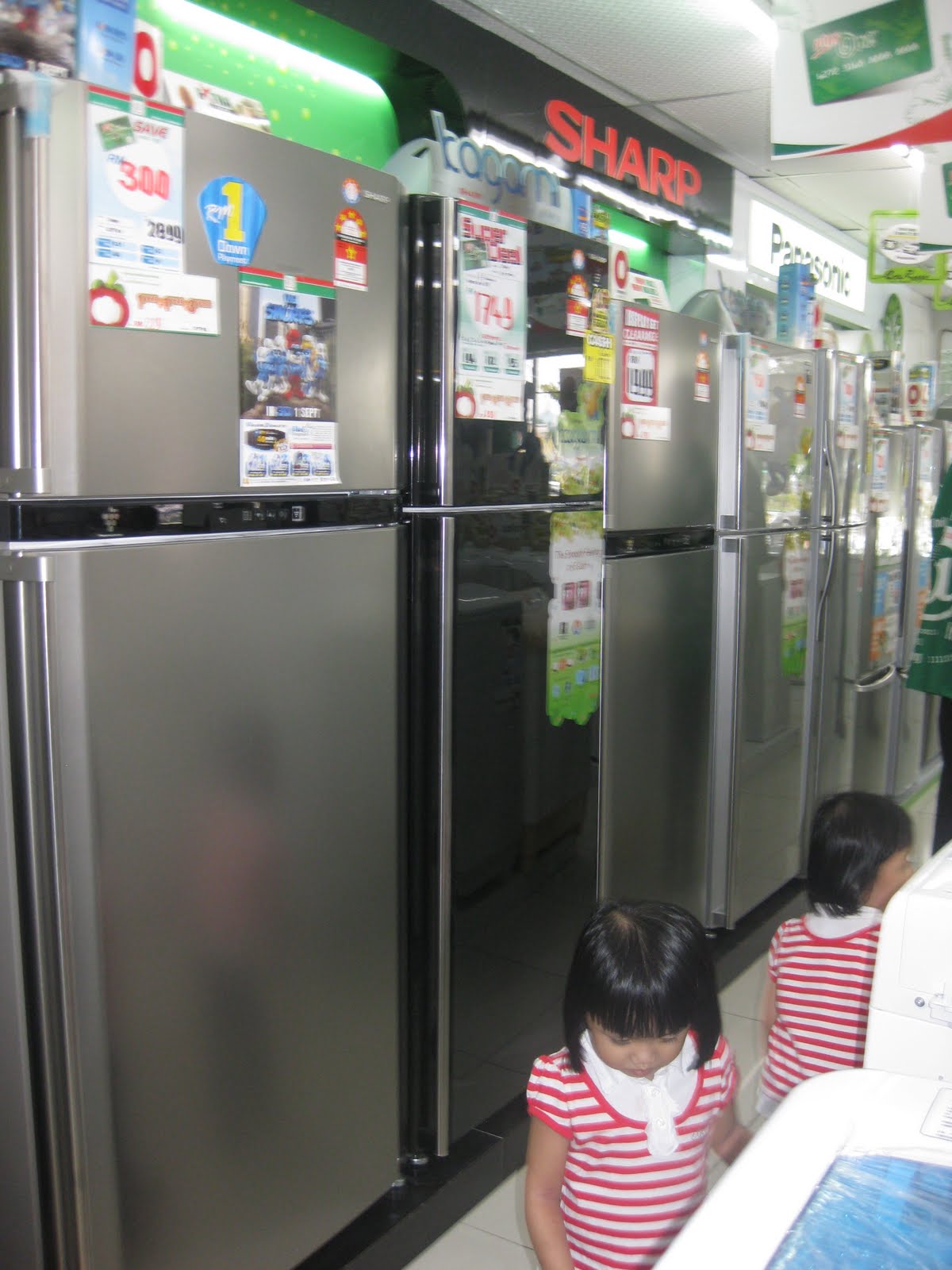 Ada kitchen cabinets Banyak jugak pilihan.. Ermmmm.. nak yang mana 'ek..