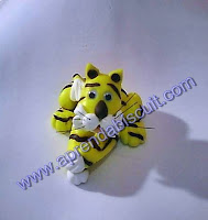 http://www.aprendabiscuit.com/2012/05/como-fazer-tigre-massa-de-biscuit.html Imagem de tigre de massa de biscuit