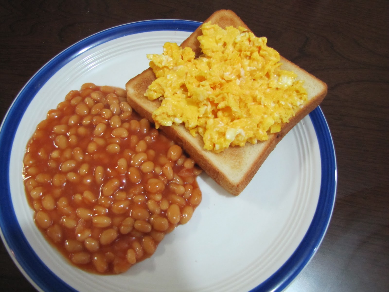scrambled egg and beans on toast calories
