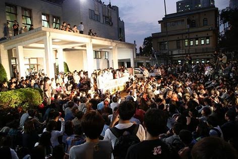 雖然時間愈來愈晚,立法院內外的人潮有愈來愈多的趨勢。圖:林雨佑/攝。 雖然時間愈來愈晚,立法院內外的人潮有愈來愈多的趨勢。圖:林雨佑/攝。