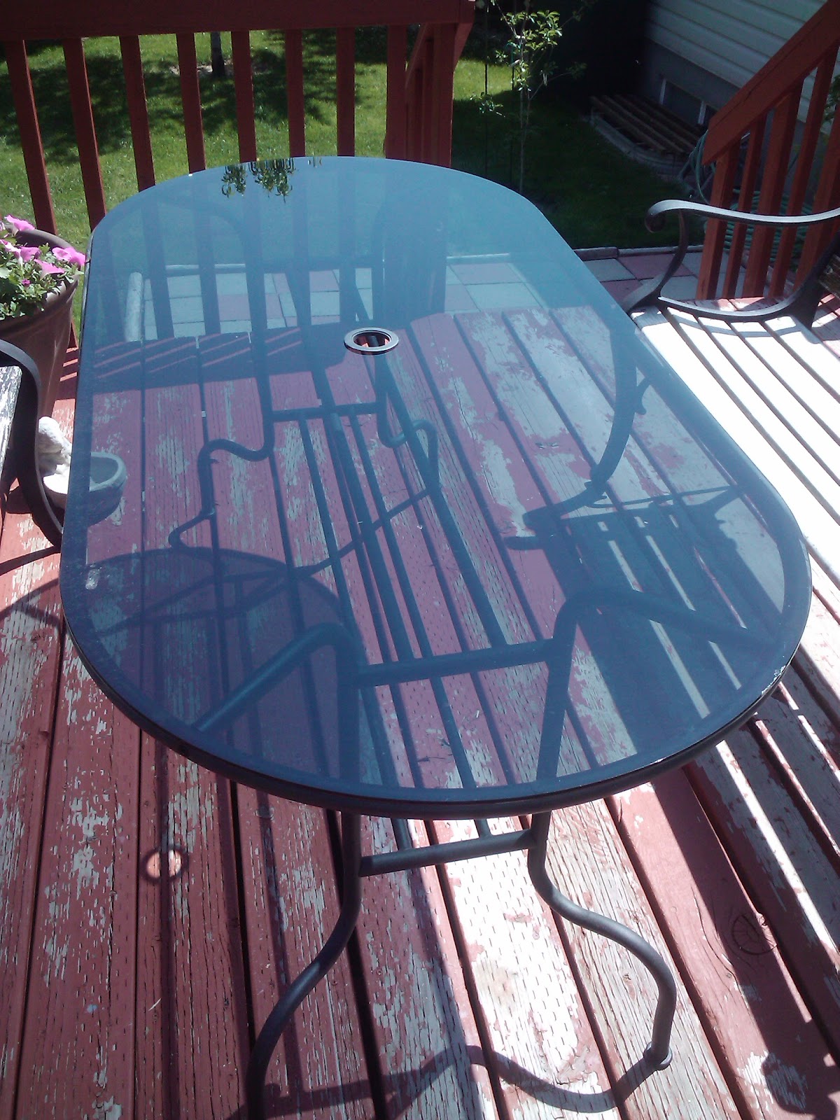 Right At Home: {$20 Patio Table Redo} I am on a really tight budget right now, but I desperately wanted a patio table for my backyard. My solution, of course, was to go garage selling! - Right At Home: {$20 Patio Table Redo}