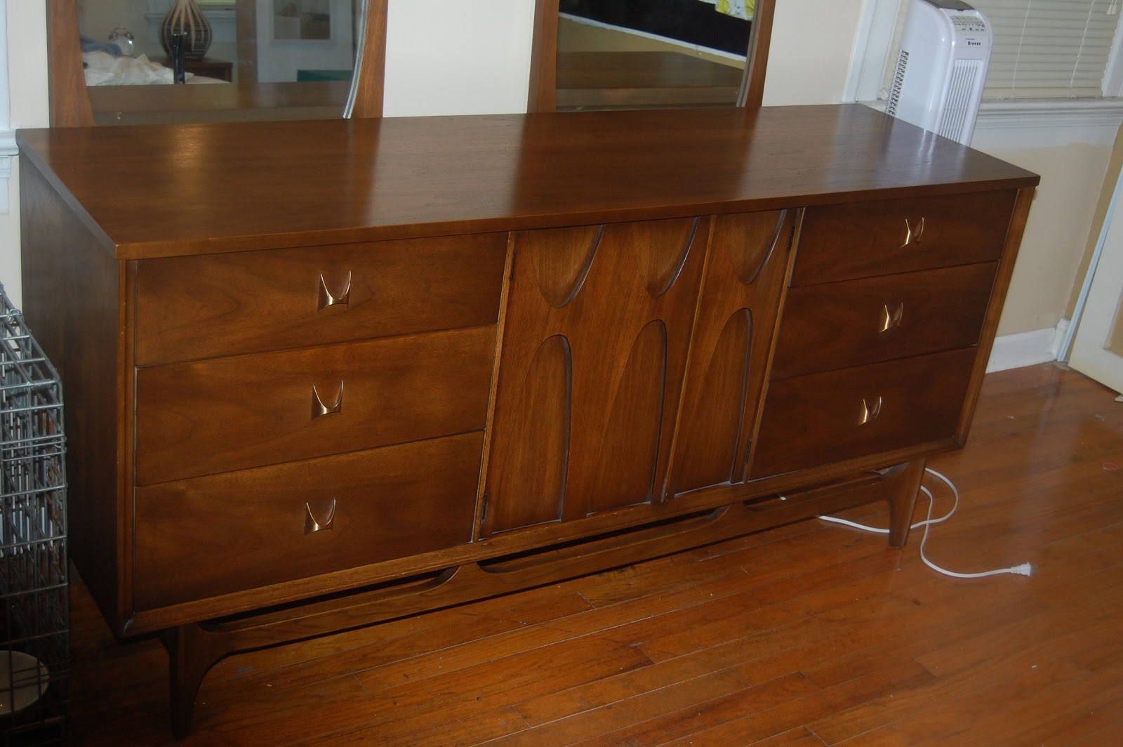 The Vintage South And Don T Look Back Broyhill Brasilia Triple Dresser With Two Single Arch Mirrors 360 I Didn T Really Want To Pay This Much For It But Was Expecting The Nightstand And