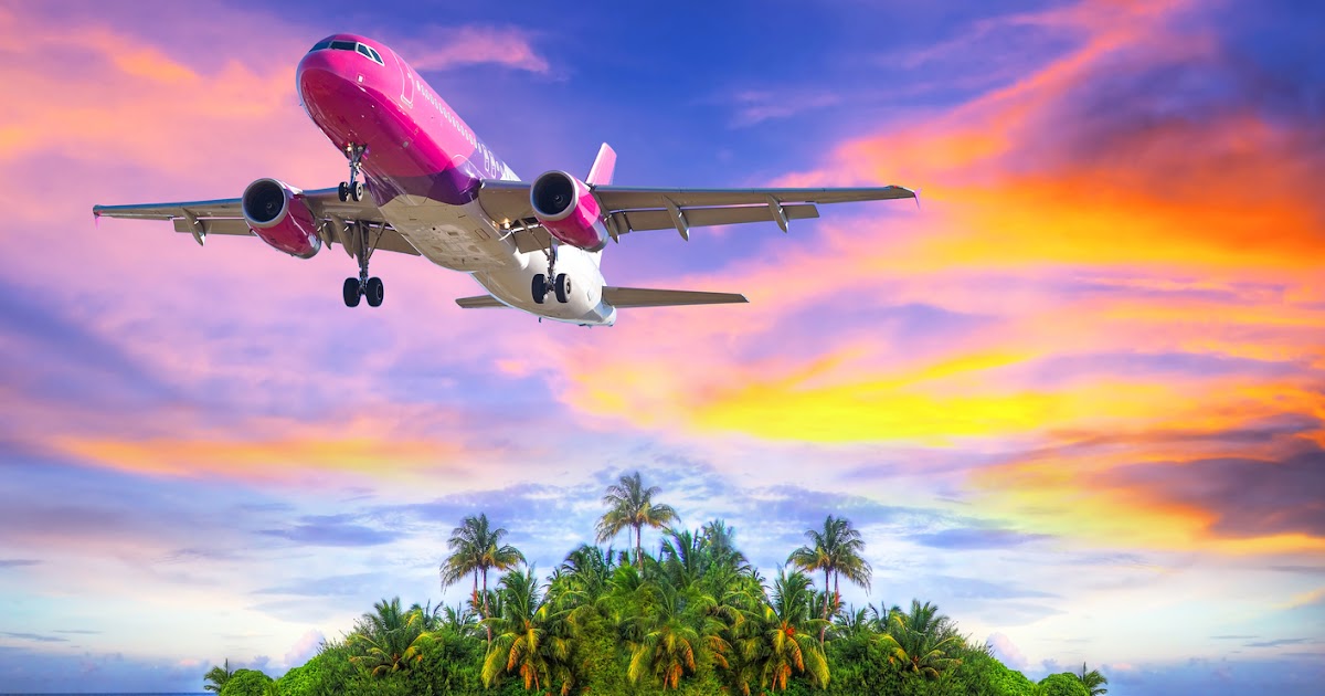 Banco de Imágenes: Avión volando sobre islas del mar con vista del